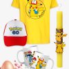 Pokemon Pikachu Πασχαλινό σετ δώρου. Αποτελείται από μία κίτρινη, χειροποίητη, αρωματική λαμπάδα, ένα t-shirt που γράφει και το όνομα του παιδιού, ένα καπέλο και μία κούπα με το όνομα του παιδιού επίσης, επάνω. Όλα είναι με φιγούρες του pokemon.