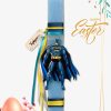 Λαμπάδα Πασχαλινή, χειροποίητη γαλάζια, αρωματική, πλακέ. Με φιγούρα του Batman. Επάνω έχει ταμπελάκι με το όνομα του παιδιού. Προσωποποιημένο δώρο.