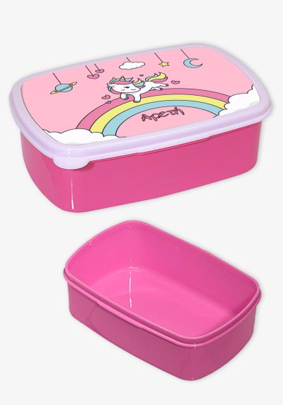 Tαπεράκι φαγητού με απεικόνιση ένα μικρό Unicorn με ένα Rainbow. Επάνω στην εικόνα έχει γραμμένο το όνομα του παιδιού. Η βάση του είναι χρώμα ροζ. Ένα ιδανικό, προσωποποιημένο δώρο για παιδιά.