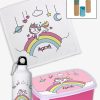 ΣΕΤ που αποτελείται από ταπεράκι φαγητού, από ένα μικρό θερμό 350ml κι ένα πετσετάκι για τα χέρια. Όλα έχουν απεικόνιση ένα μικρό Unicorn με ένα Rainbow. Το σετ συνοδεύεται μ΄ ένα δώρο που αποτελείτα ιαπό μικρές ξυλομπογιές και στο καπάκι περιλαμβάνει μία ξύστρα.