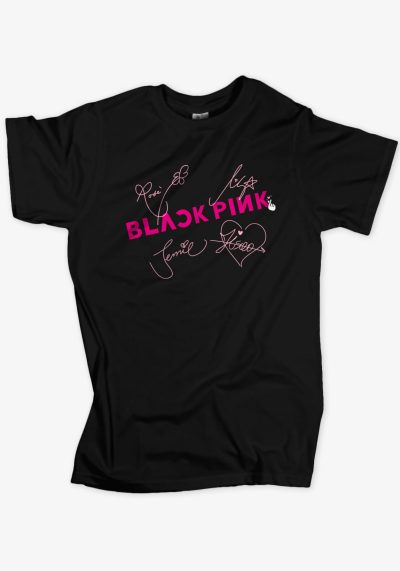 T-shirt χρώματος μαύρο με λογότυπο των BLACK PINK και τις υπογραφές των κοριτσιών του συγκροτήματος.