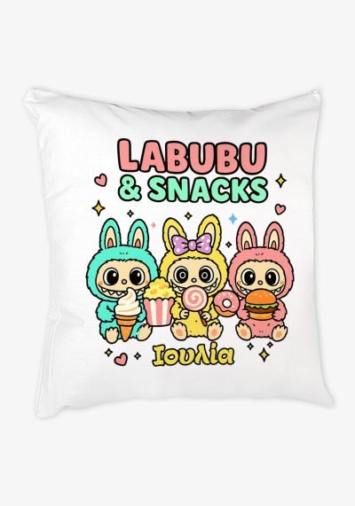 Μαξιλάρι λευκό 40x40cm με εικόνα Labubu Snacks. Κάτω από την εικόνα γράφετε το όνομα του παιδιού.